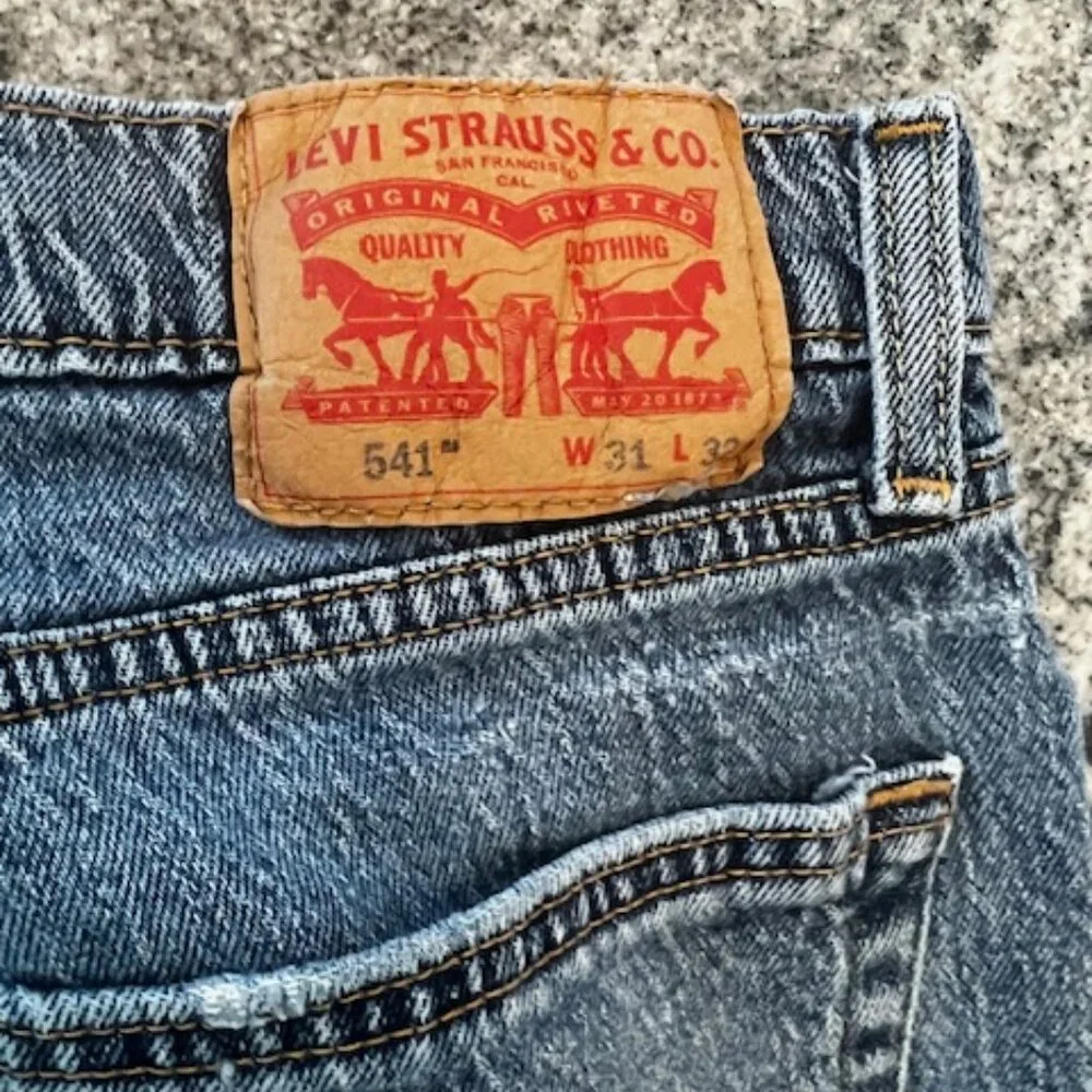 Levi's 541 Athletic Taper jeans designed for athletic builds‎ cotton denim 31x32